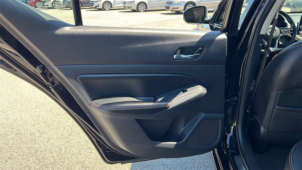 Vehicle image 32 of 49
