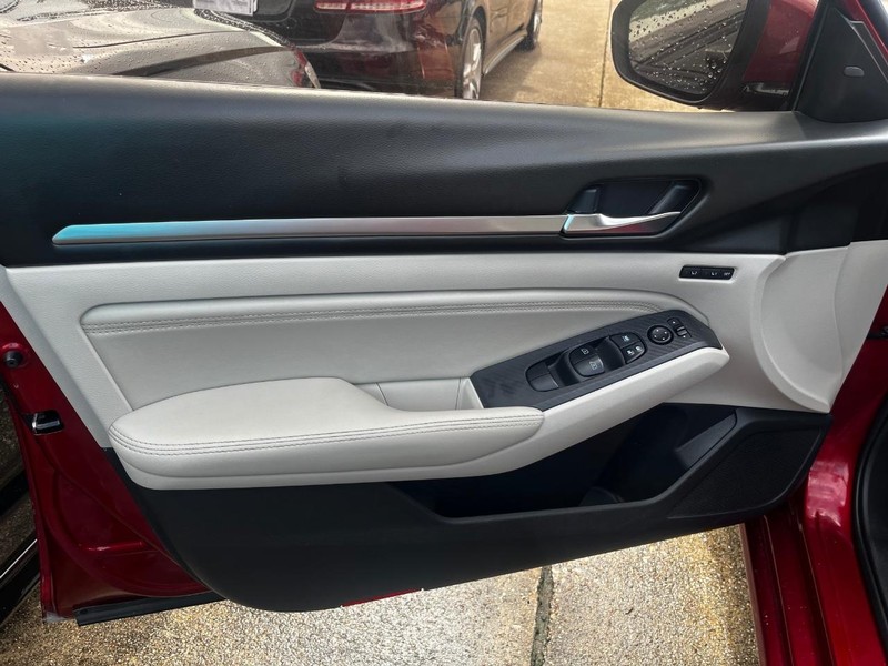 2019 Nissan Altima 2.5 Platinum Image 12 of 30