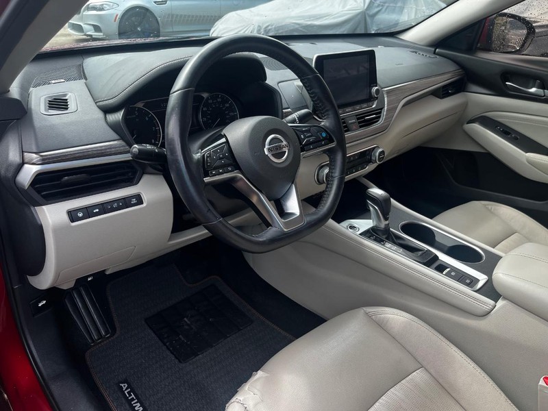 2019 Nissan Altima 2.5 Platinum Image 10 of 30