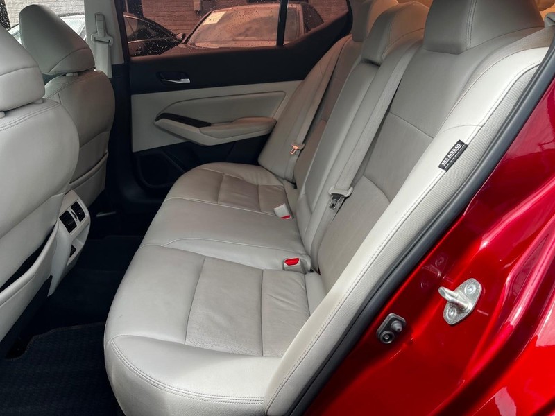 2019 Nissan Altima 2.5 Platinum Image 18 of 30