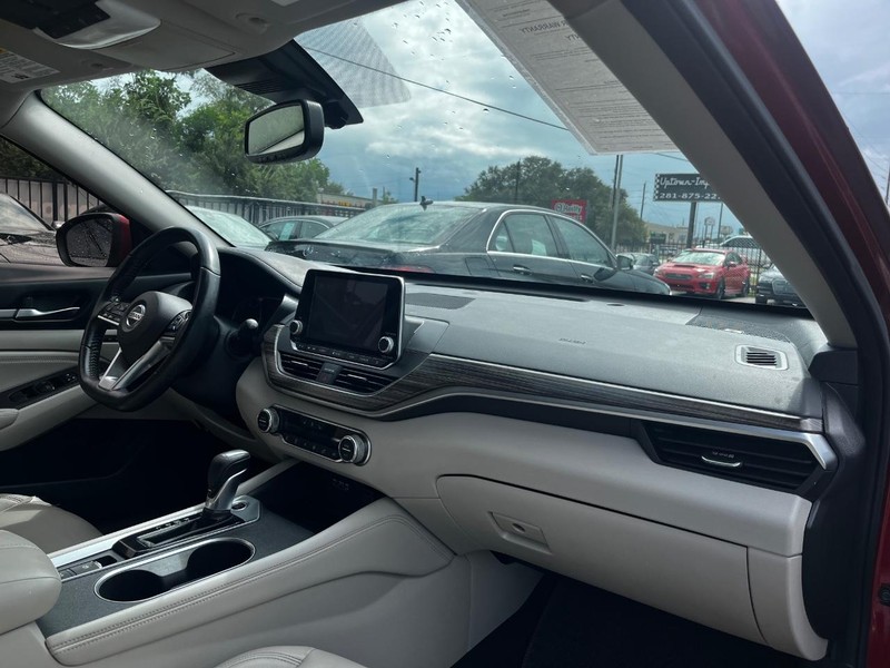 2019 Nissan Altima 2.5 Platinum Image 13 of 30