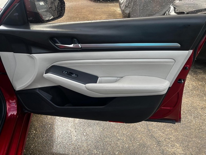 2019 Nissan Altima 2.5 Platinum Image 15 of 30
