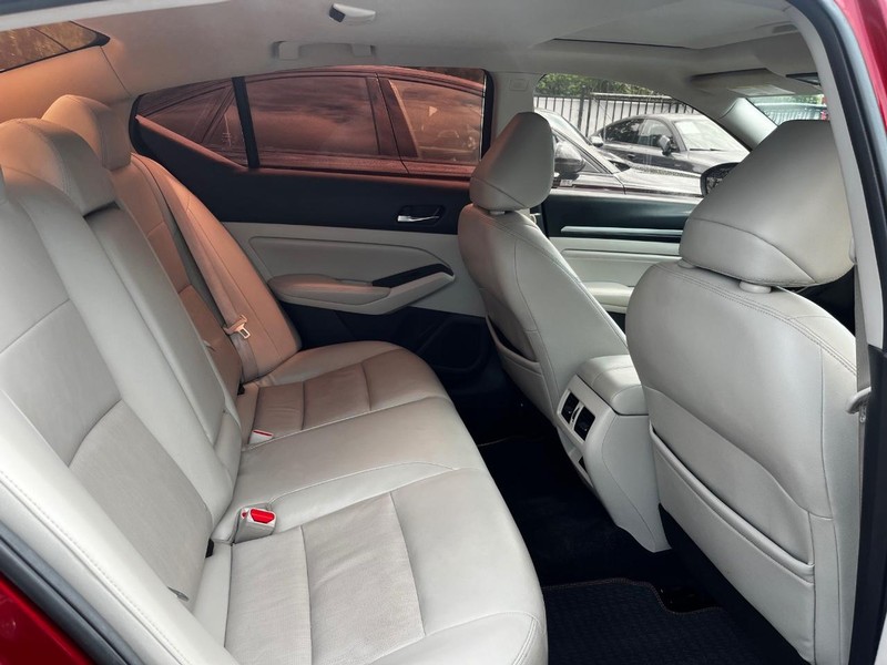 2019 Nissan Altima 2.5 Platinum Image 16 of 30