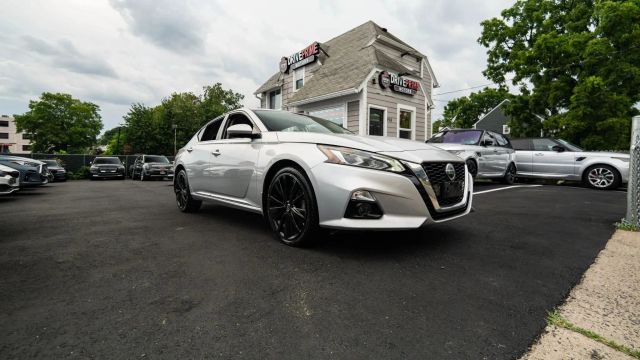 2019 Nissan Altima 2.5 Platinum Image 2 of 45