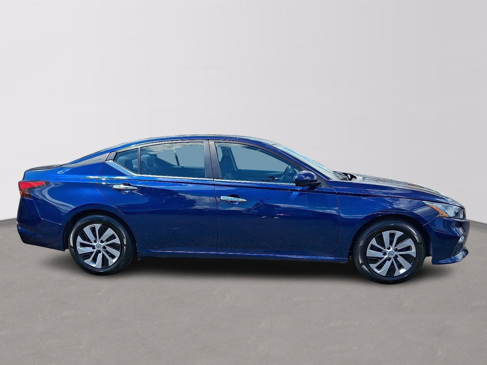 2019 Nissan Altima 2.5 S Image 4 of 29