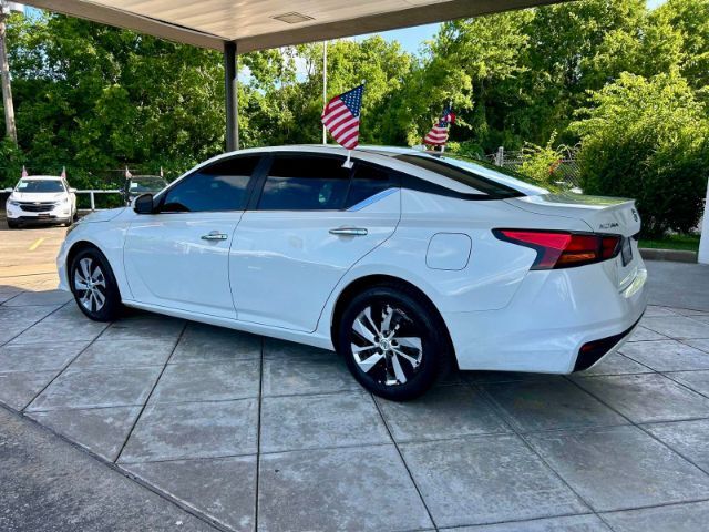 Vehicle image 4 of 10