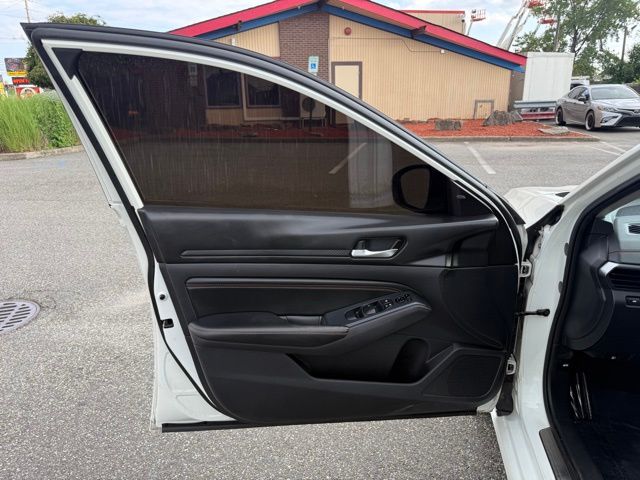 Vehicle image 34 of 37