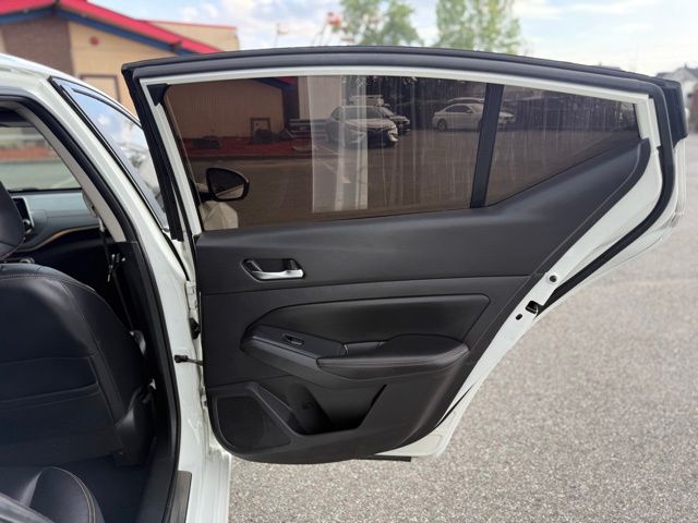Vehicle image 33 of 37