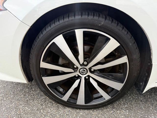 Vehicle image 9 of 37