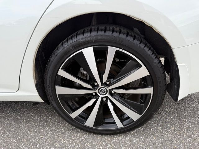 Vehicle image 10 of 37