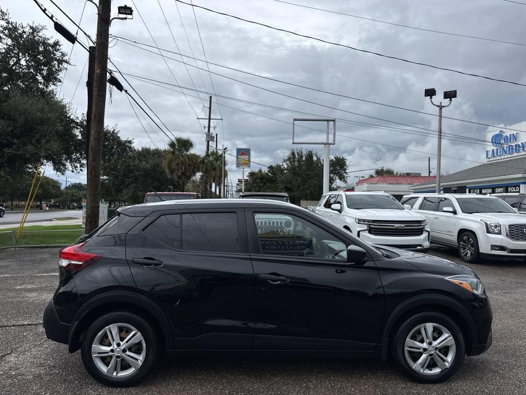 2019 Nissan Kicks S Image 3 of 29