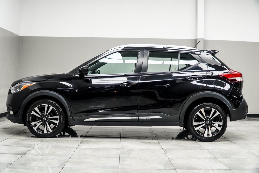 Vehicle image 10 of 32