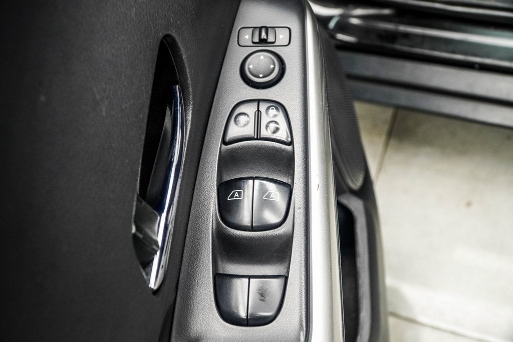 Vehicle image 26 of 32