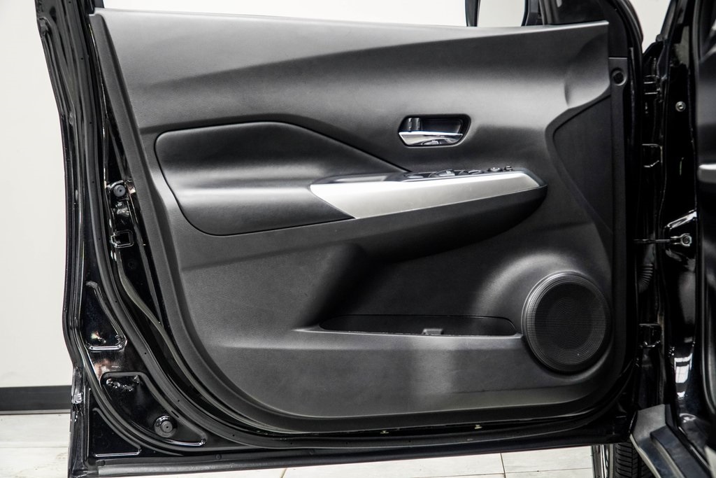 Vehicle image 25 of 32
