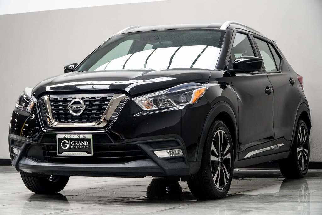 Vehicle image 2 of 32