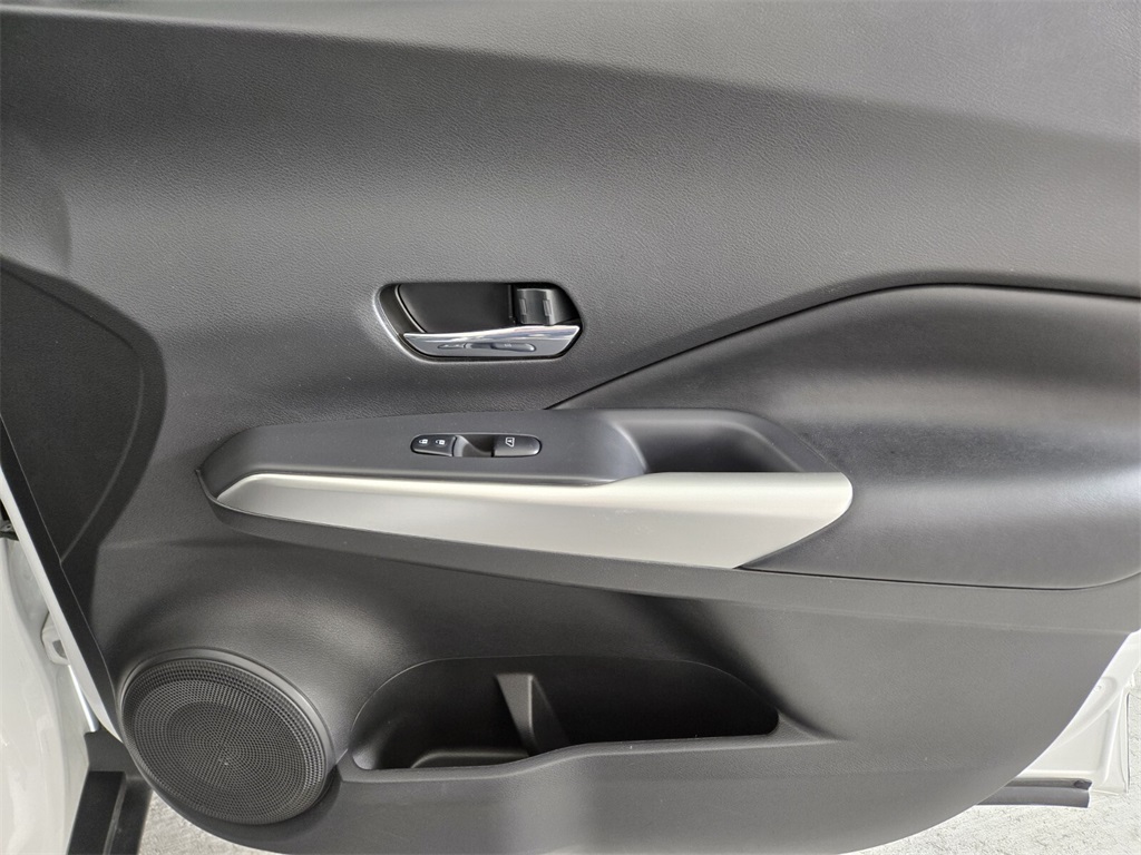 Vehicle image 25 of 29