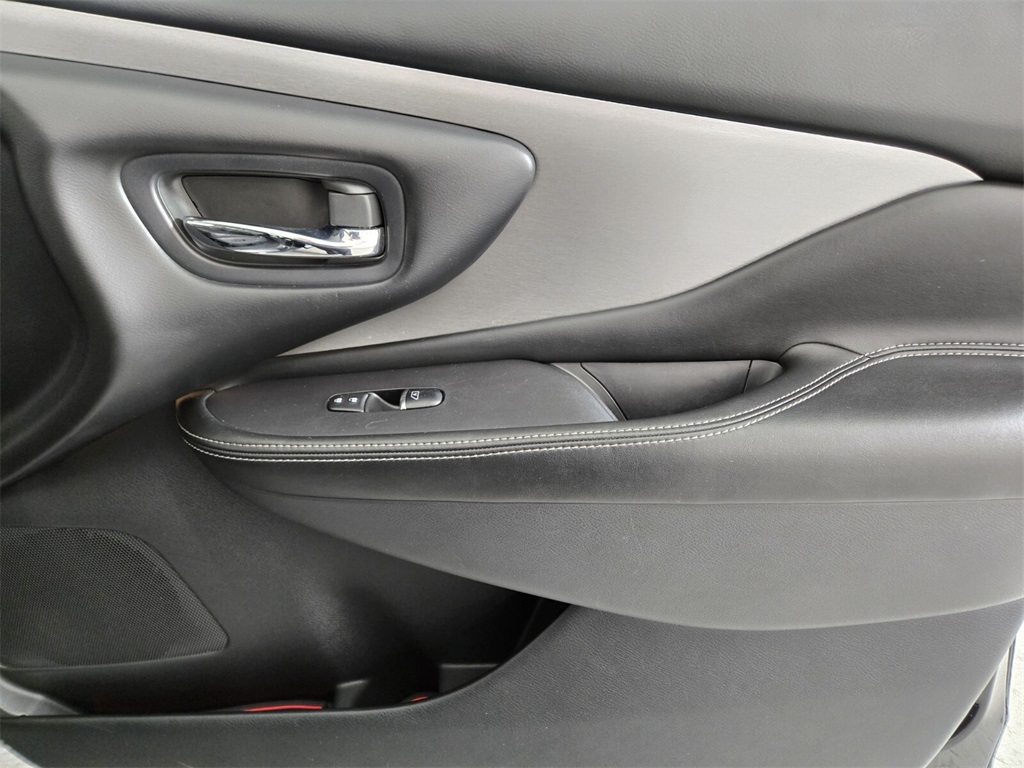 Vehicle image 20 of 39