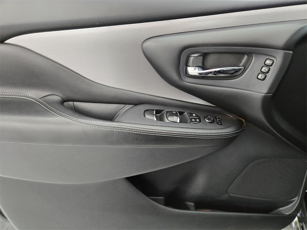 Vehicle image 22 of 39