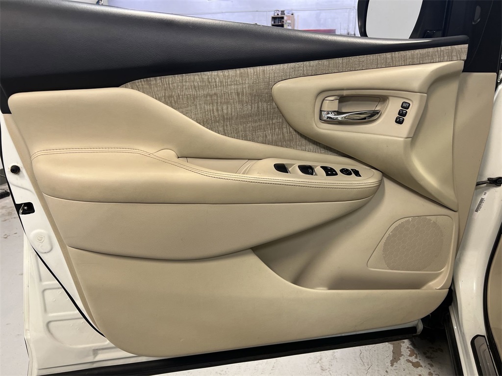 Vehicle image 25 of 32