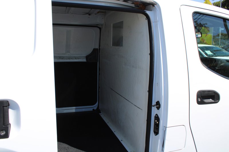 Vehicle image 10 of 21