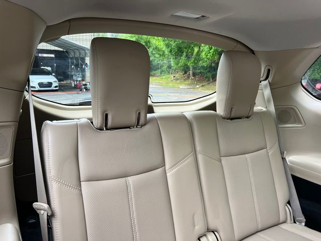 Vehicle image 36 of 48