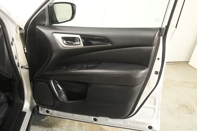 Vehicle image 26 of 28