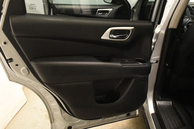 Vehicle image 27 of 28