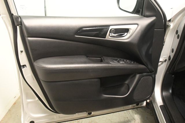 Vehicle image 25 of 28