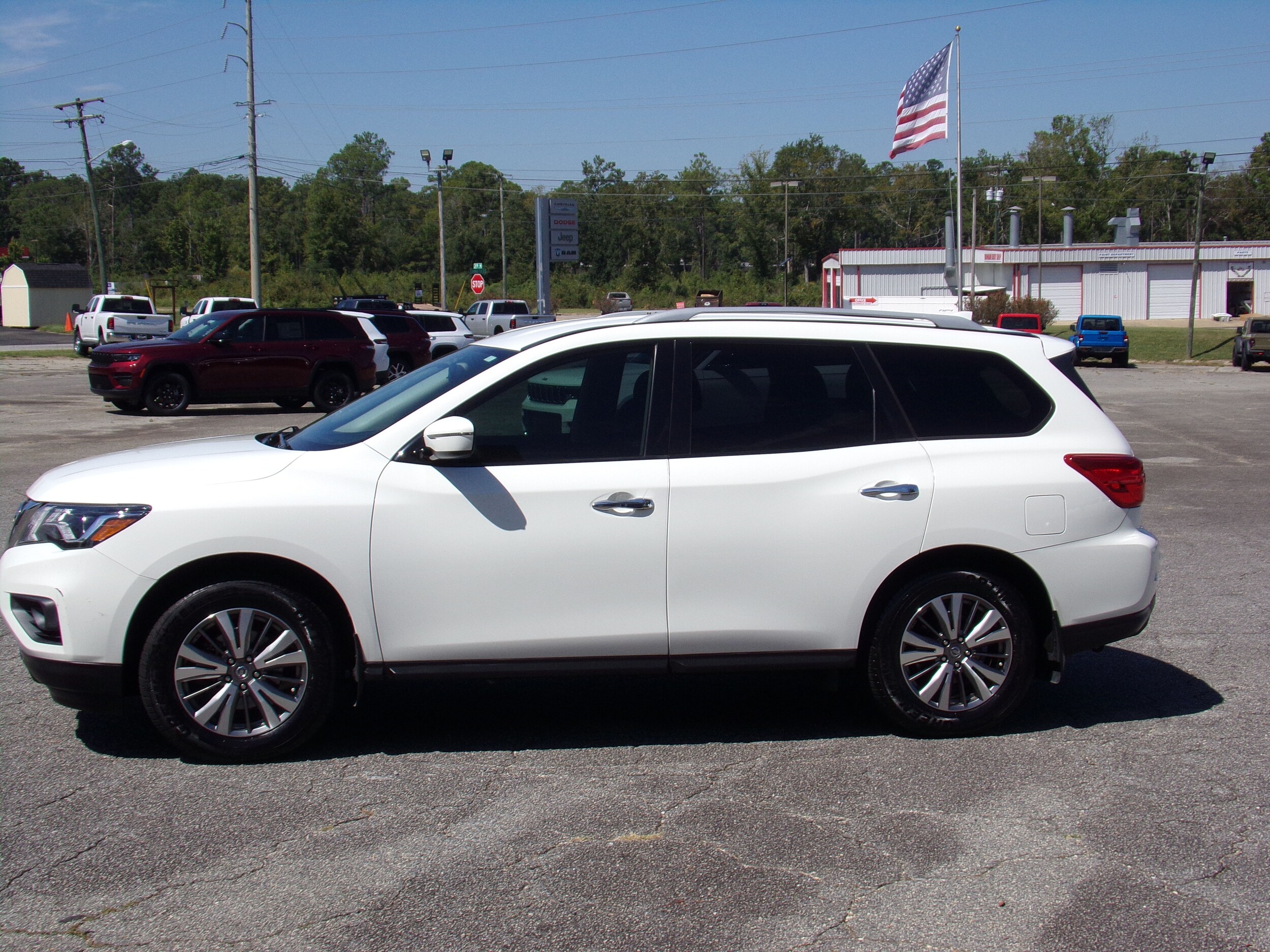2019 Nissan Pathfinder S Image 5 of 17