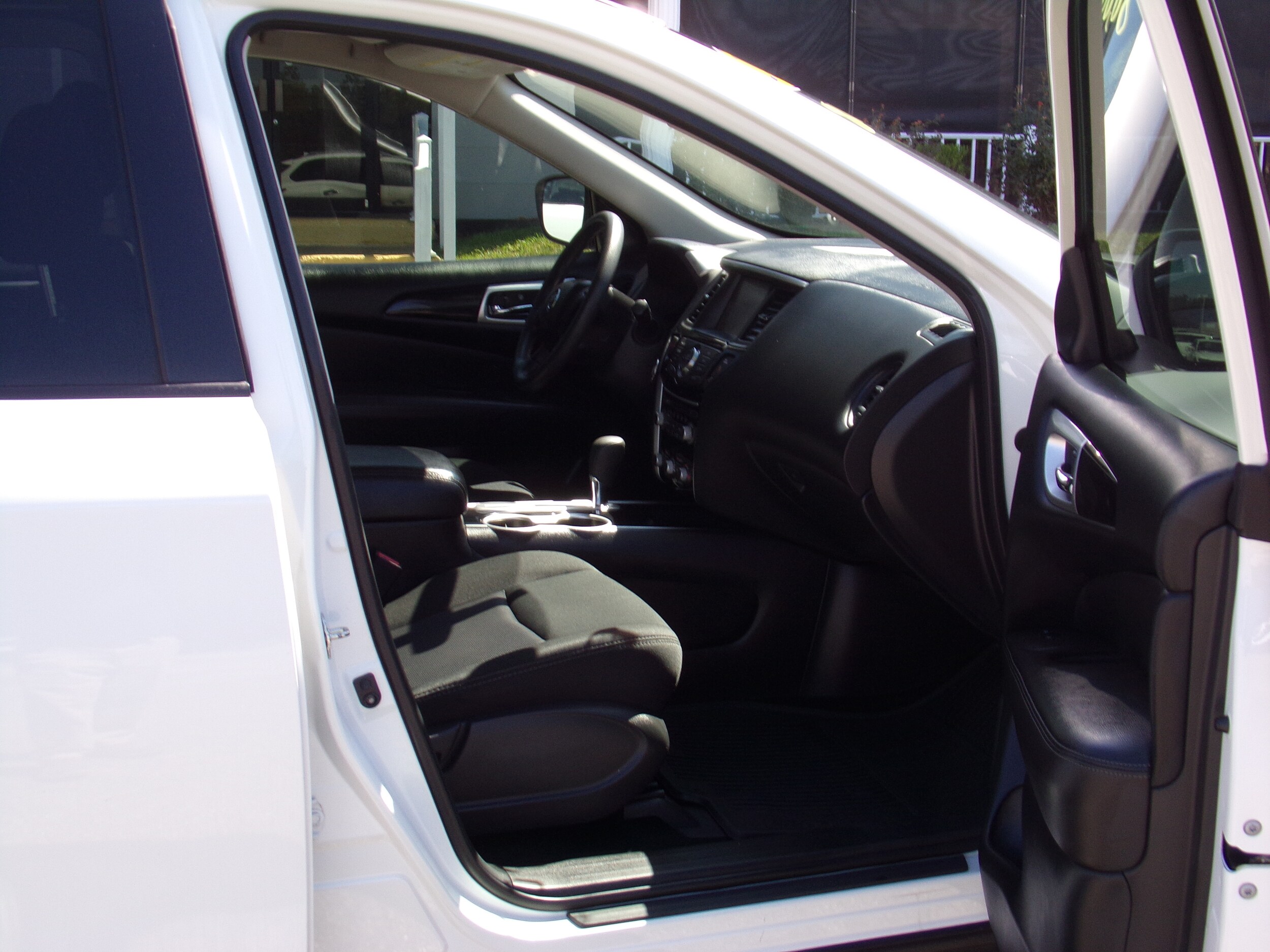 2019 Nissan Pathfinder S Image 9 of 17