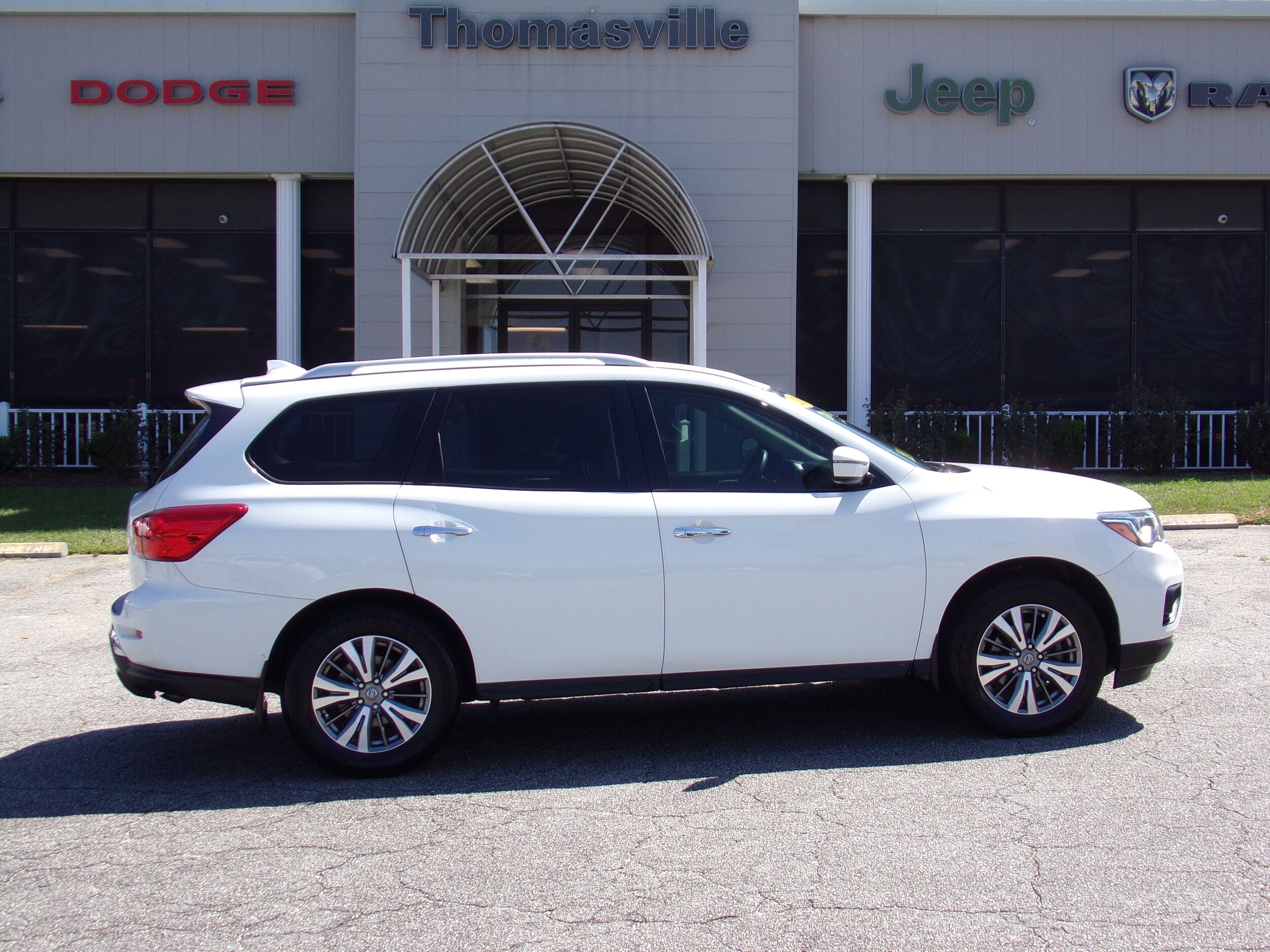 2019 Nissan Pathfinder S Image 3 of 17