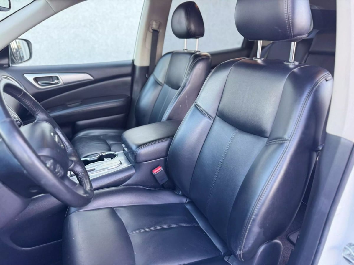 Vehicle image 17 of 42