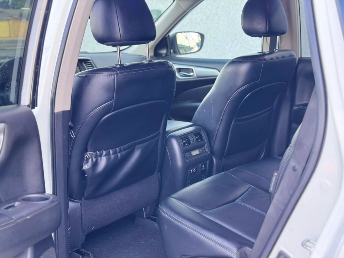 Vehicle image 20 of 42