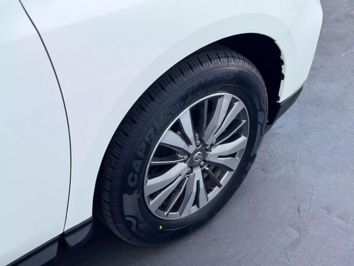 Vehicle image 14 of 42