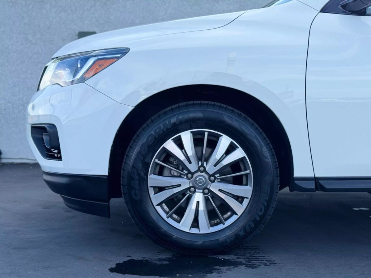 Vehicle image 15 of 42