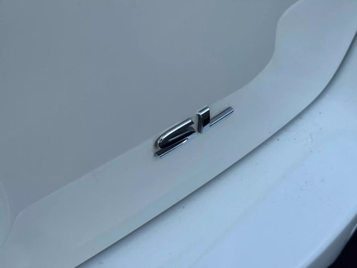 Vehicle image 31 of 42