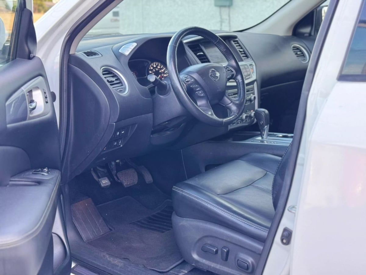 Vehicle image 37 of 42