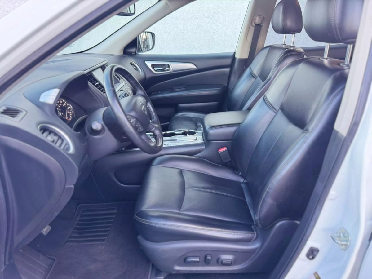 Vehicle image 21 of 42