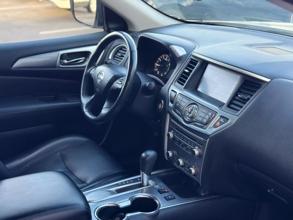 Vehicle image 36 of 42
