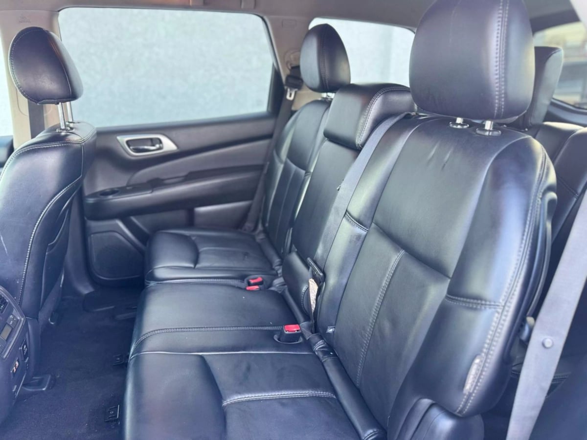 Vehicle image 18 of 42