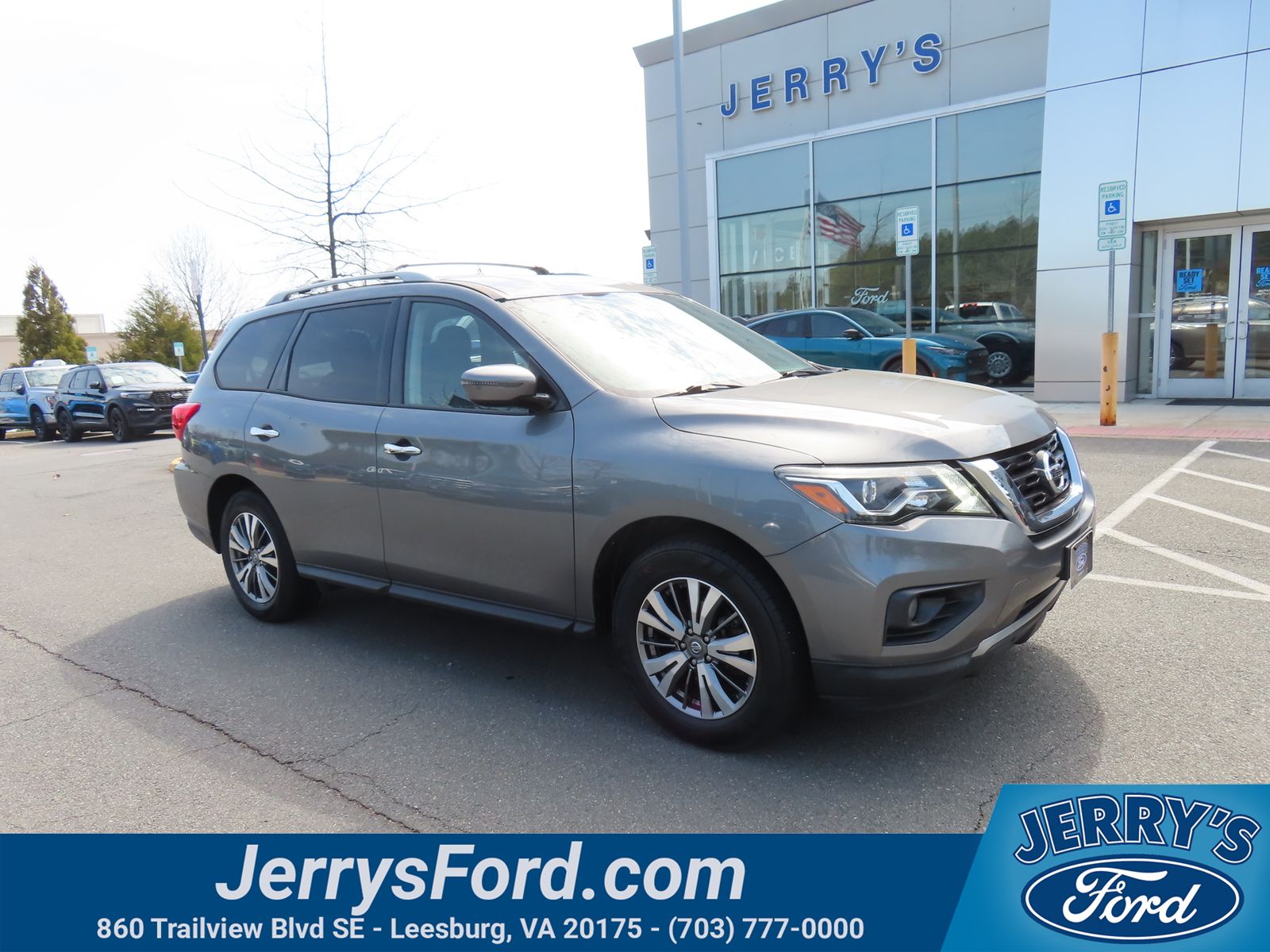 2019 Nissan Pathfinder SV Image 2 of 43