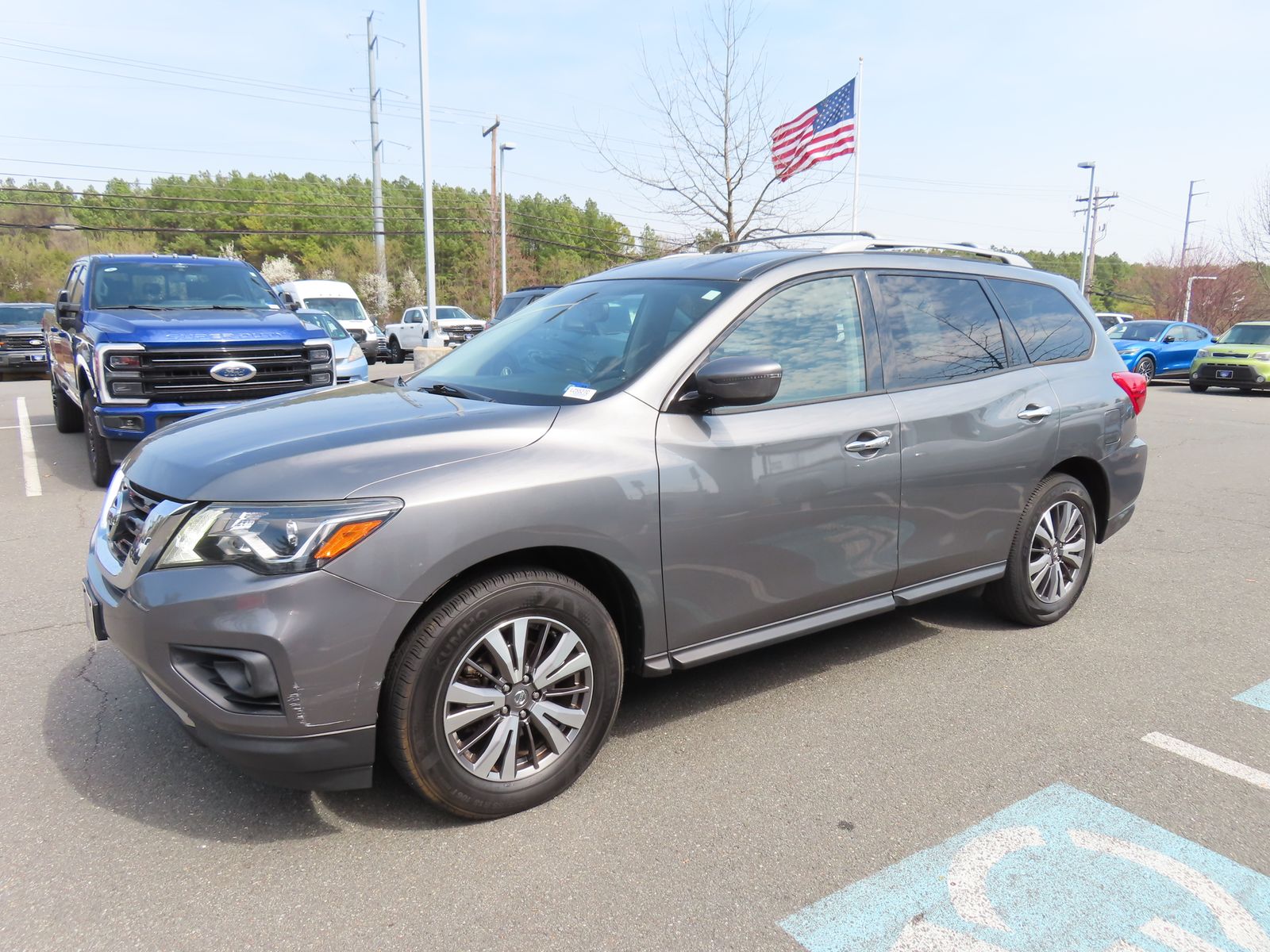 2019 Nissan Pathfinder SV Image 1 of 43