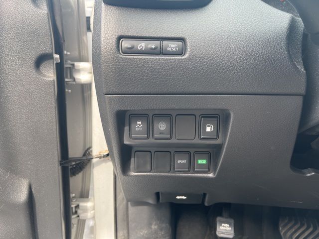 Vehicle image 17 of 27