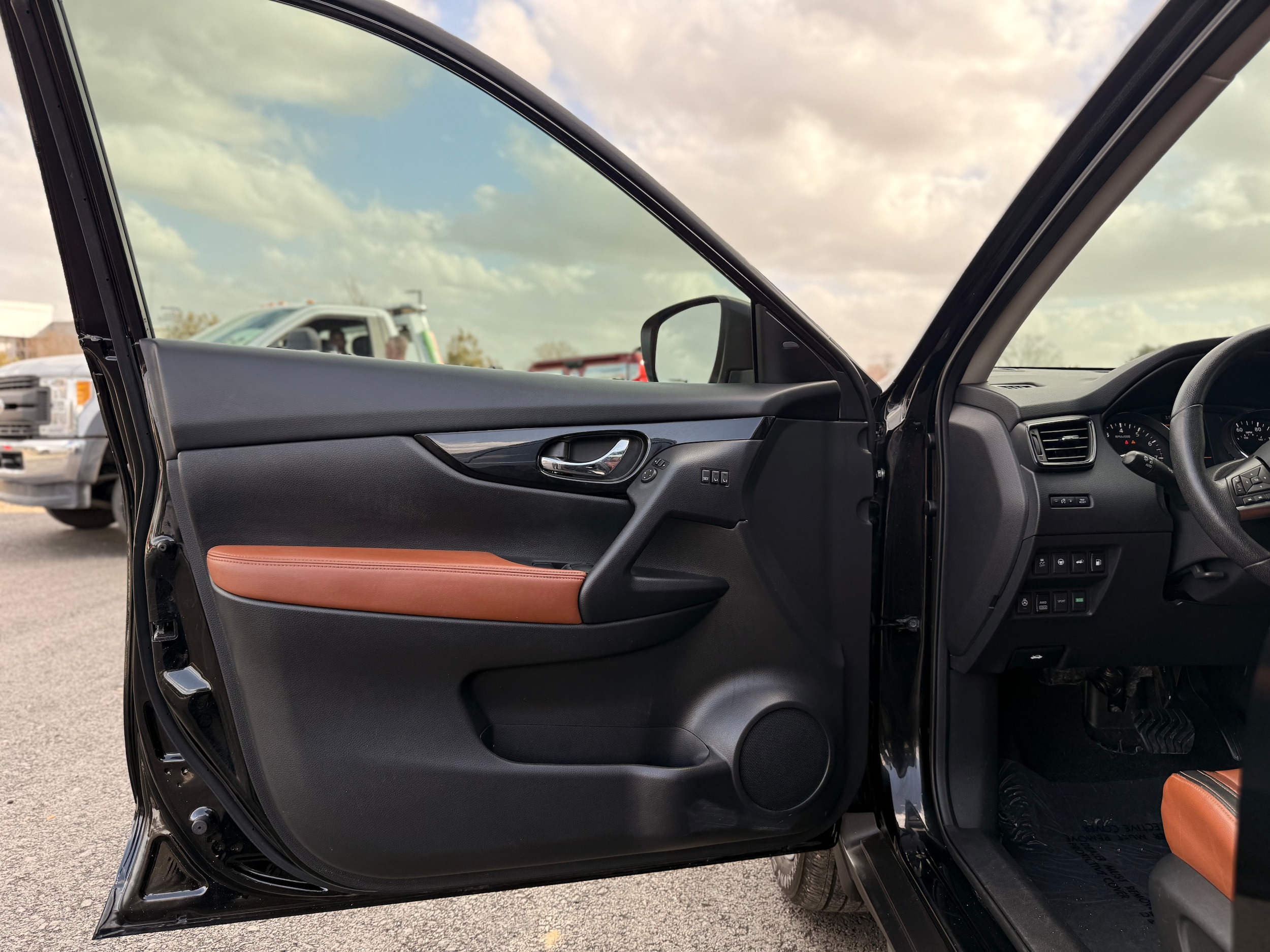 Vehicle image 11 of 43