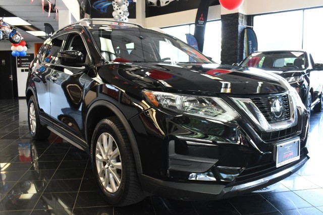 2019 Nissan Rogue SV Image 2 of 40