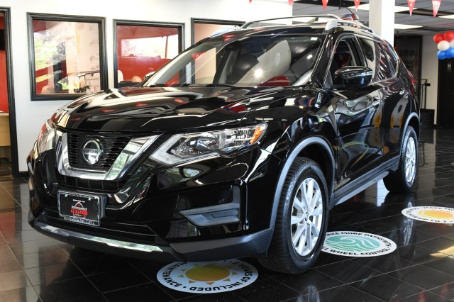 2019 Nissan Rogue SV Image 1 of 40