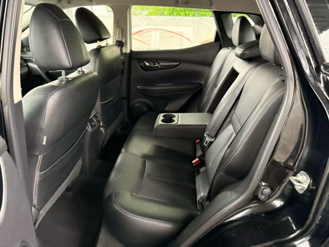 Vehicle image 18 of 50