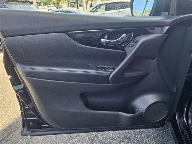 Vehicle image 15 of 32