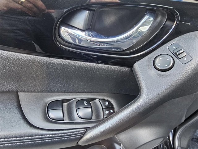 Vehicle image 14 of 32