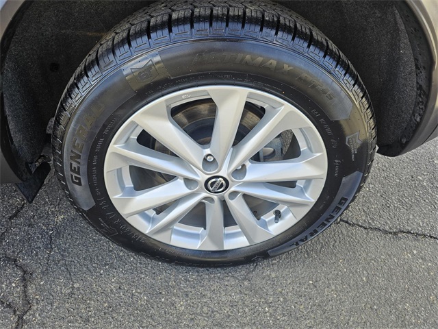 Vehicle image 10 of 32